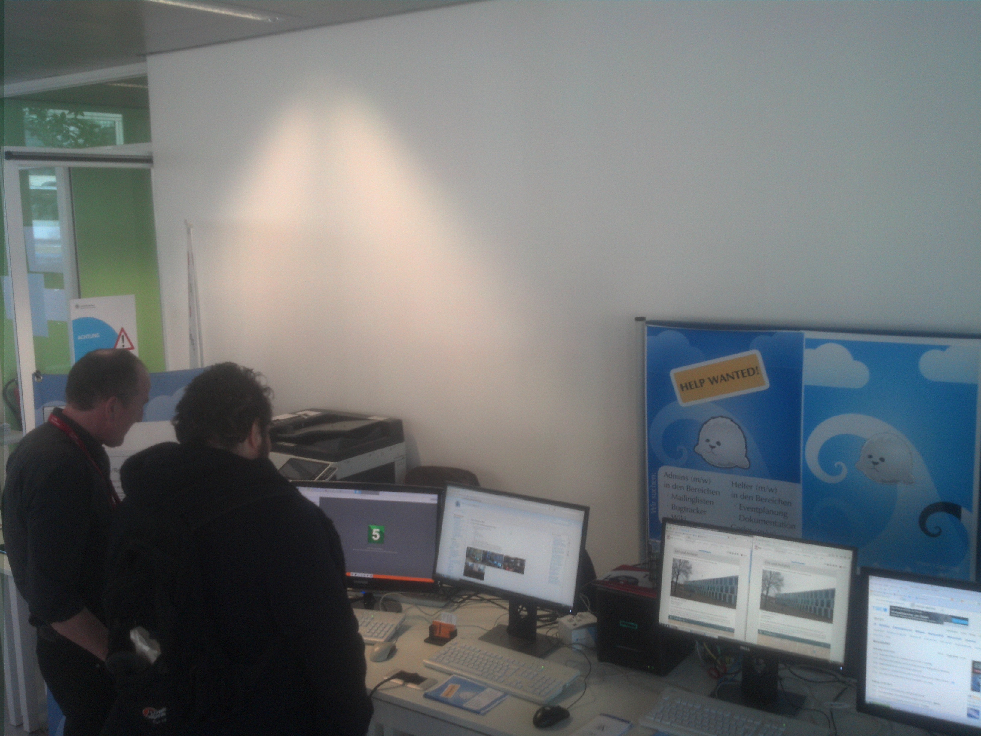Karl-Heinz demo'ing LibreOffice via X2Go to a visitor